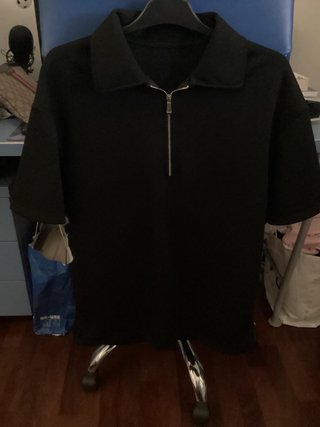 Polo elegante nero con zip