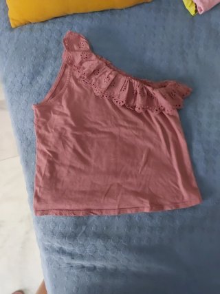 Top asimétrico rosa con volantes