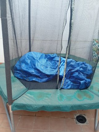 Cama elástica hexagonal con red de seguridad