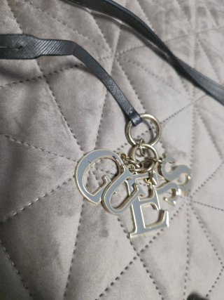 Bolso Guess plateado con detalles dorados