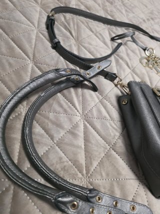Bolso Guess plateado con detalles dorados