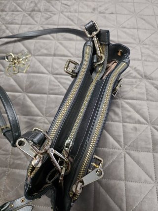 Bolso Guess plateado con detalles dorados