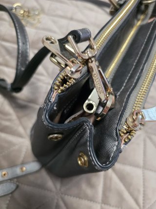 Bolso Guess plateado con detalles dorados