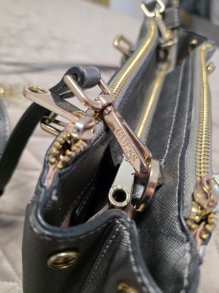 Bolso Guess plateado con detalles dorados