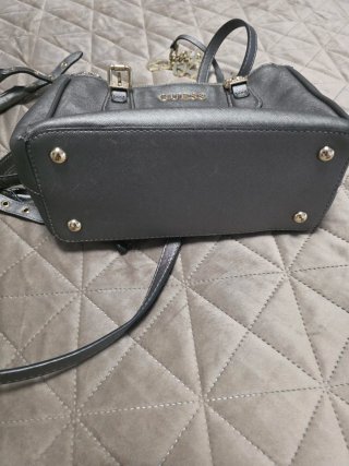 Bolso Guess plateado con detalles dorados