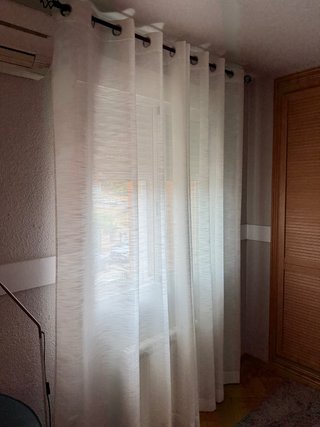 Cortinas blancas con barra de forja negra