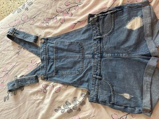 Shorts de peto vaqueros desgastados