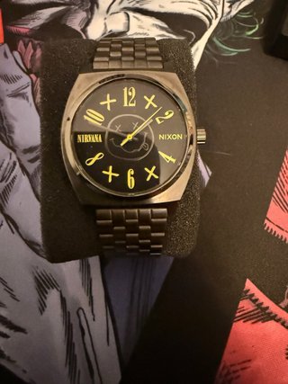 Reloj Nixon Nirvana Smiley Negro Amarillo