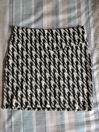 Falda de tubo estampada blanca y negra
