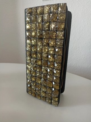 Cartera de mano con acabado brillante con cristal
