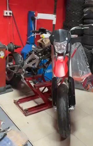 Aprilia SXV 550 con documentación