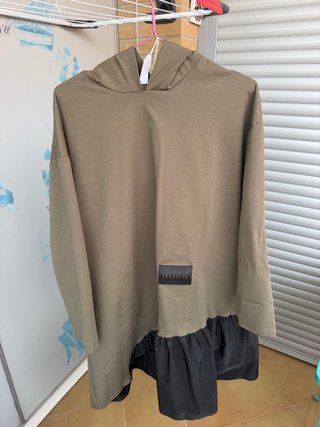 Vestido con Capucha Verde y Negro