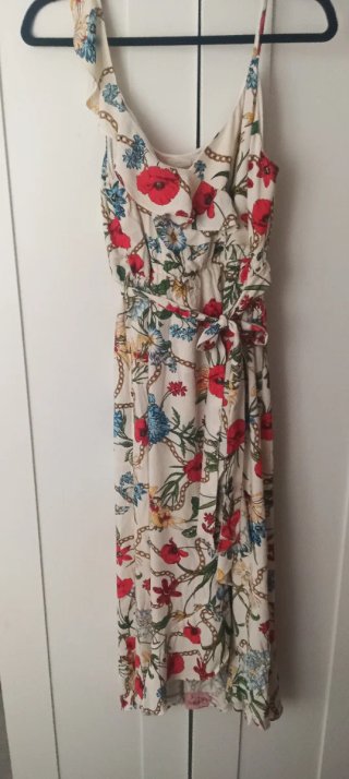 Vestido floral con cadenas