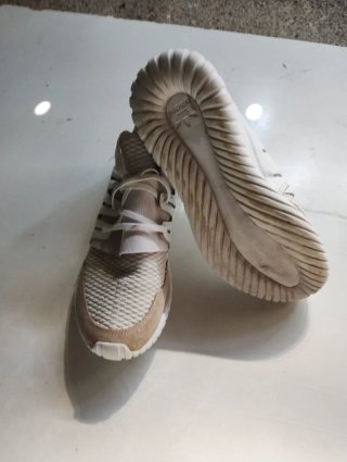 Zapatillas Adidas Beige y Blancas