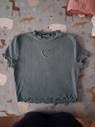 Camiseta de mujer con detalle de corazón
