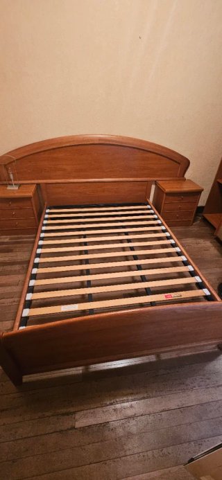 Cabecero con dos mesillas y somier.