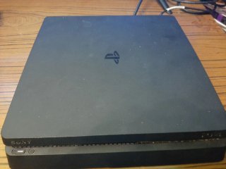 PS4 Slim 500GB + 2 Controller