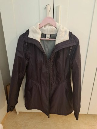 Chaqueta deportiva cortavientos color violeta