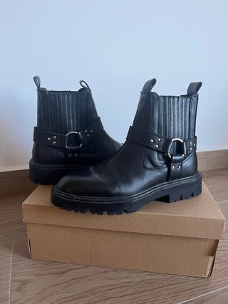 Botas negras Zara con hebillas