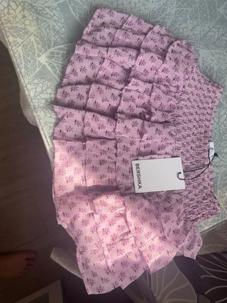 Falda de volantes estampada Bershka con etiqueta