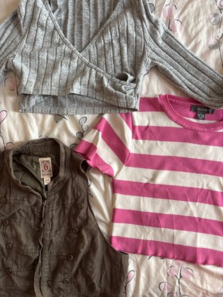 Conjunto 3 prendas: chaleco, top gris y top rosa