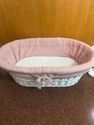 Moisés de mimbre blanco con capota rosa