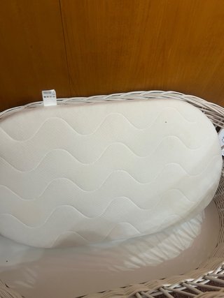 Moisés de mimbre blanco con capota rosa