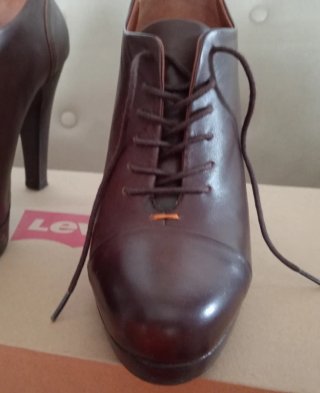 Zapatos Abotinados Marrones Levi's