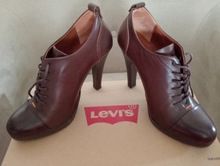 Zapatos Abotinados Marrones Levi's