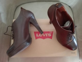 Zapatos Abotinados Marrones Levi's