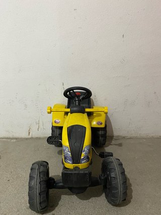 Tractor de juguete a pedales amarillo