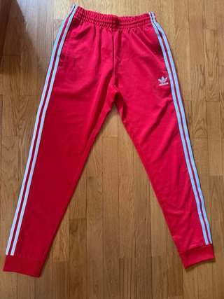 Pantalón Adidas Rojo con Rayas Blancas