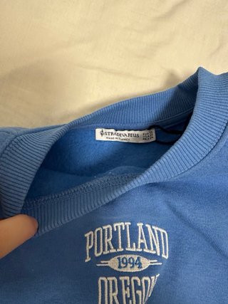 Sudadera azul con estampado