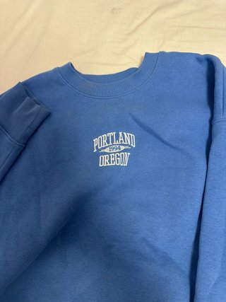 Sudadera azul con estampado