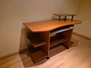 Scrivania in legno con ruote e vassoio per tastiera