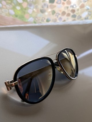 Gafas de sol aviador negras y doradas