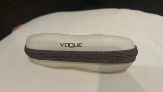 Funda de gafas Vogue beige y marrón