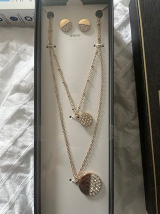 Conjunto de Colgante y Pendientes Guess