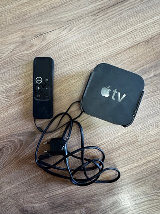Apple TV con mando y cables