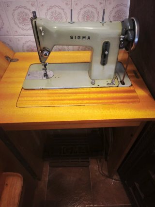 Máquina de Coser Sigma con Mueble