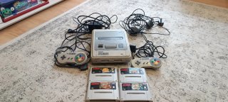 Super Nintendo PAL + 4 juegos y 2 mandos