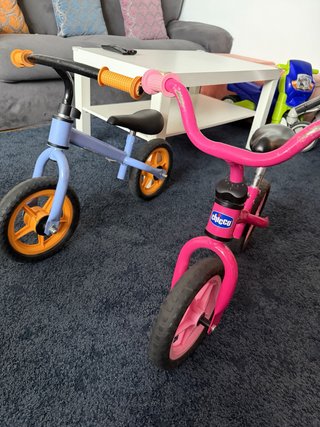 Bicicleta de equilibrio infantil rosa y azul