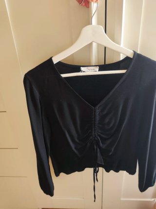 Blusa negra manga larga fruncida