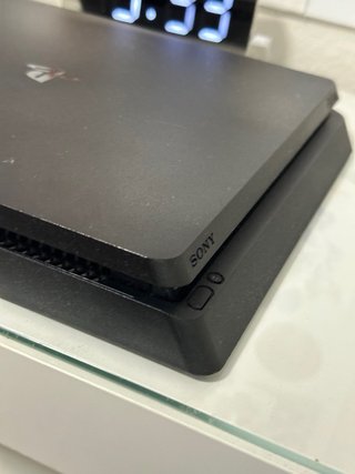 PlayStation 4 Slim + Mando + Juegos