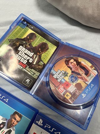 PlayStation 4 Slim + Mando + Juegos