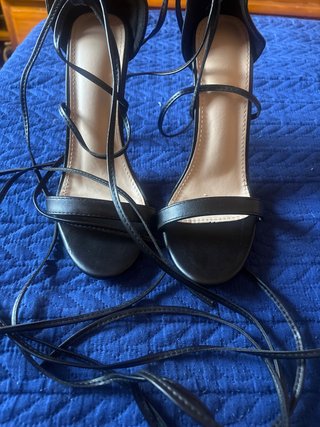 Tacones negros con tiras