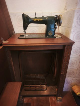 Máquina de coser Refrey con mueble