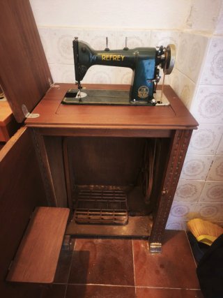 Máquina de coser Refrey con mueble