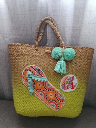Bolso de mimbre con apliques