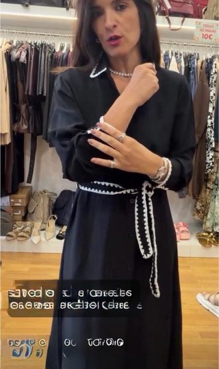 Vestido preto com detalhes em branco